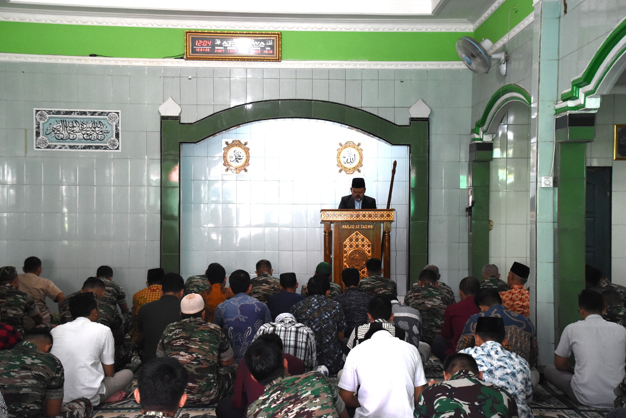 Tingkatkan Keimanan dan Ketaqwaan, Prajurit Korem 073/Makutarama Ibadah Sholat Jumat 